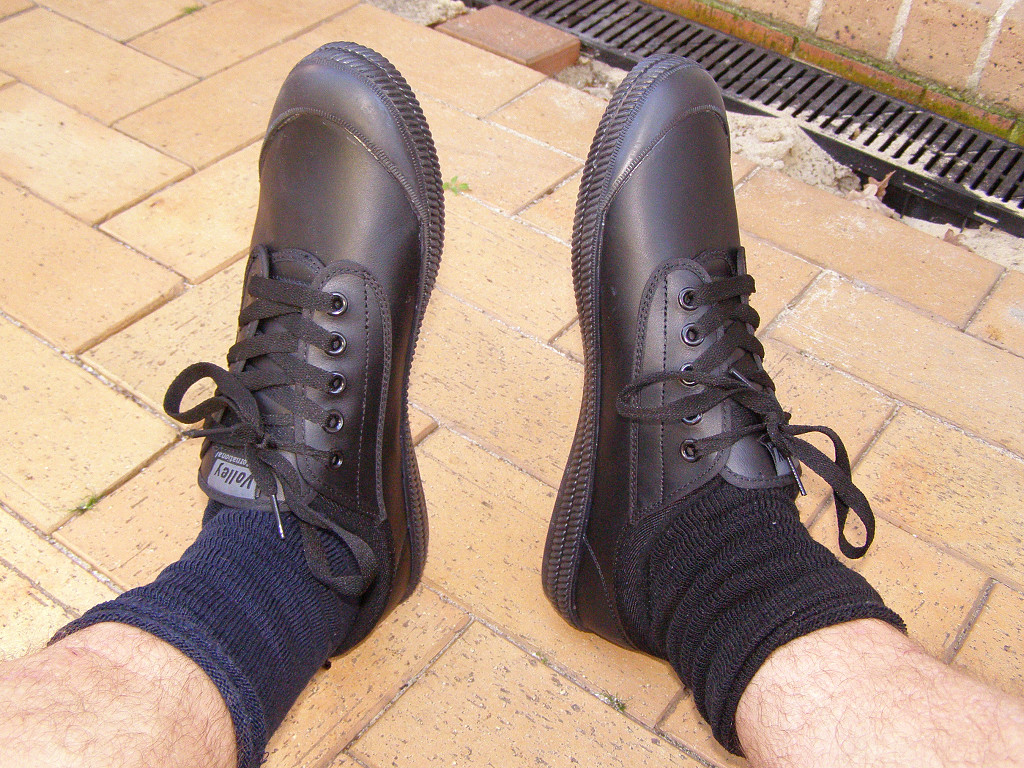 Lederhalbschuhe für Herren auf einem Präsentationstisch